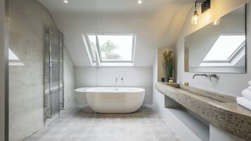 Articles de toilette griffés, séchoir à cheveux, peignoirs, pantoufles