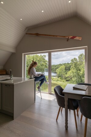 Minikjøleskap, espressomaskin, kaffetrakter/tekoker og vannkoker