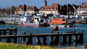 A harbor with boats docked, a pier, and buildings in the background. - Quai Ouest: 2/4p rental 100m from Goldbeach beach (Ver-sur-Mer)