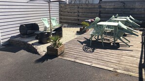 A patio with outdoor furniture, a barbecue grill, and a wooden deck. - Quai Ouest: 2/4p rental 100m from Goldbeach beach (Ver-sur-Mer)