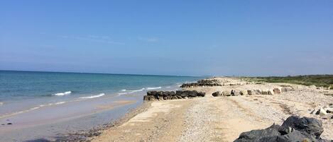 在海滩、沙滩椅