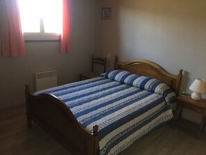 5 bedrooms, iron/ironing board, travel cot