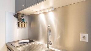Fridge, microwave, stovetop, coffee/tea maker - LA PERLE - Apartment Lyon Opera / Town Hall (Lyon)