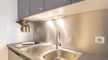 Réfrigérateur, micro-ondes, plaque de cuisson, cafetiÚre/bouilloire