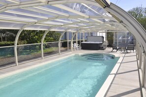 Una piscina cubierta, una piscina al aire libre