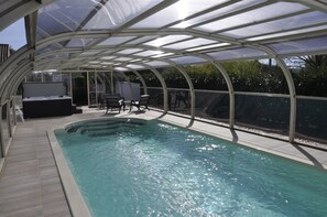Una piscina cubierta, una piscina al aire libre