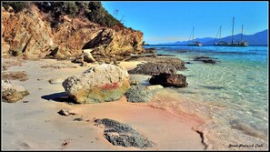 On the beach - Ground floor Maison Rose 50 metres from the sandy beach (Corse)