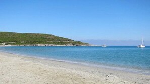 On the beach - Ground floor Maison Rose 50 metres from the sandy beach (Corse)