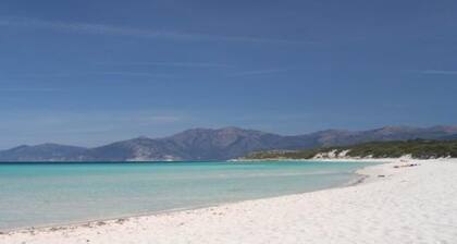 Ground floor Maison Rose 50 metres from the sandy beach