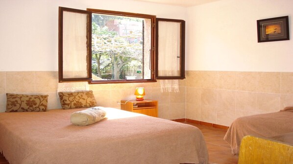 2 quartos, ferros/tábuas de passar roupa, roupa de cama