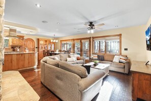 Fernseher, Kamin, Videospiele, Smart Speakers