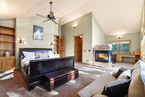 4 bedrooms, desk, iron/ironing board, WiFi - Luxury Chalet | Jacuzzi BBQ Lake View | Sleeps 10 (Zephyr Cove)