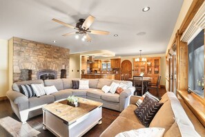 Fernseher, Kamin, Videospiele, Smart Speakers