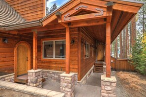 Exterior detail - Luxury Chalet | Jacuzzi BBQ Lake View | Sleeps 10 (Zephyr Cove)