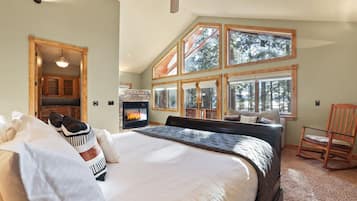 4 bedrooms, desk, iron/ironing board, WiFi