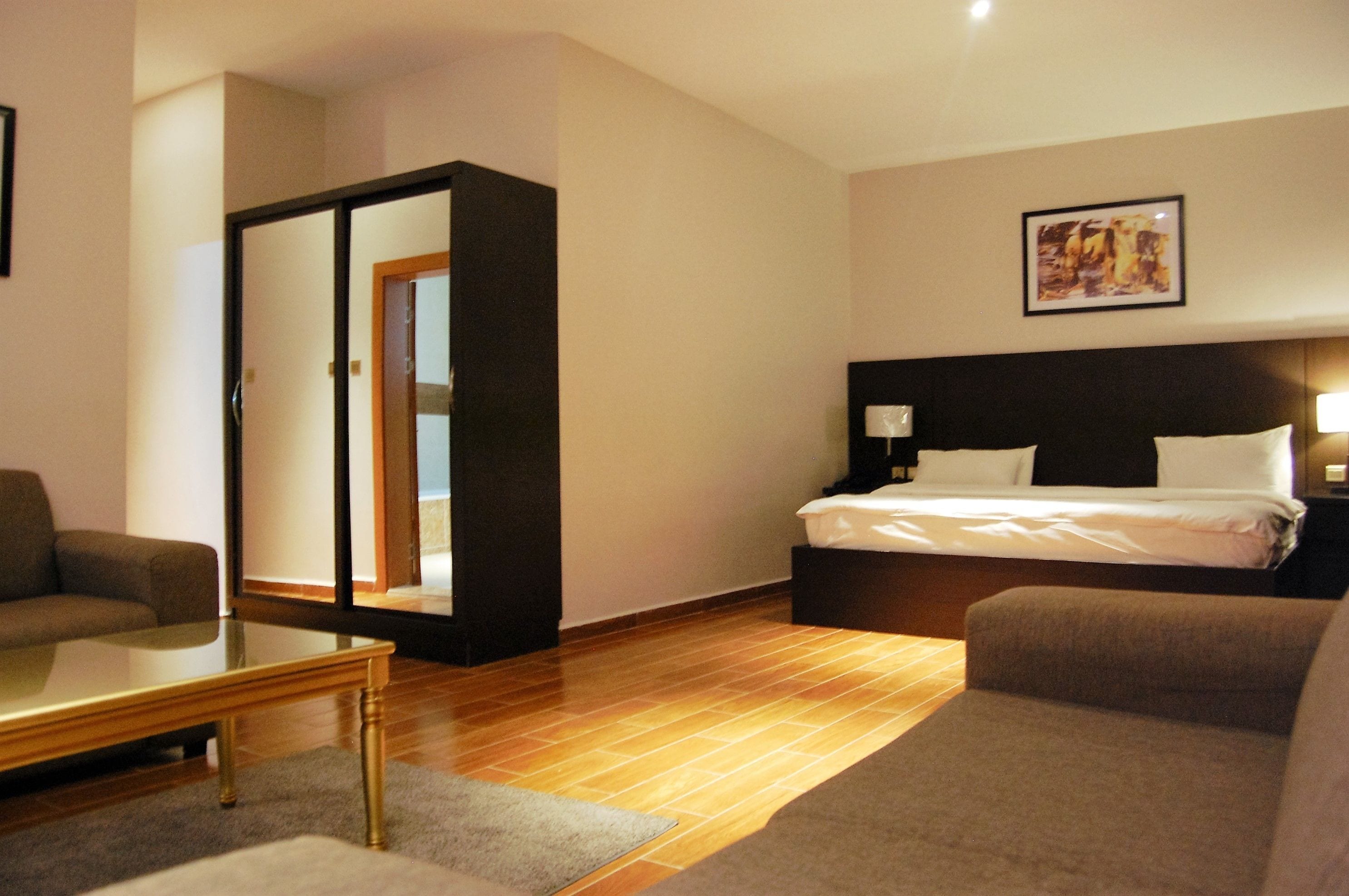 Junior suite, niet-roken | Een bureau, geluiddichte muren, extra bedden, gratis wifi