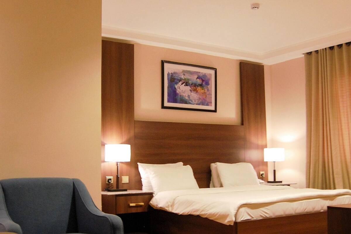 Royal suite | Een bureau, geluiddichte muren, extra bedden, gratis wifi