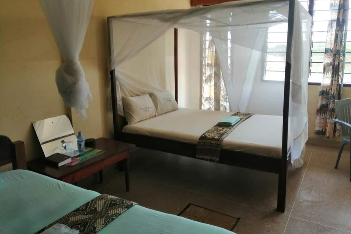 Ropa de cama de alta calidad, escritorio, wifi gratis y ropa de cama