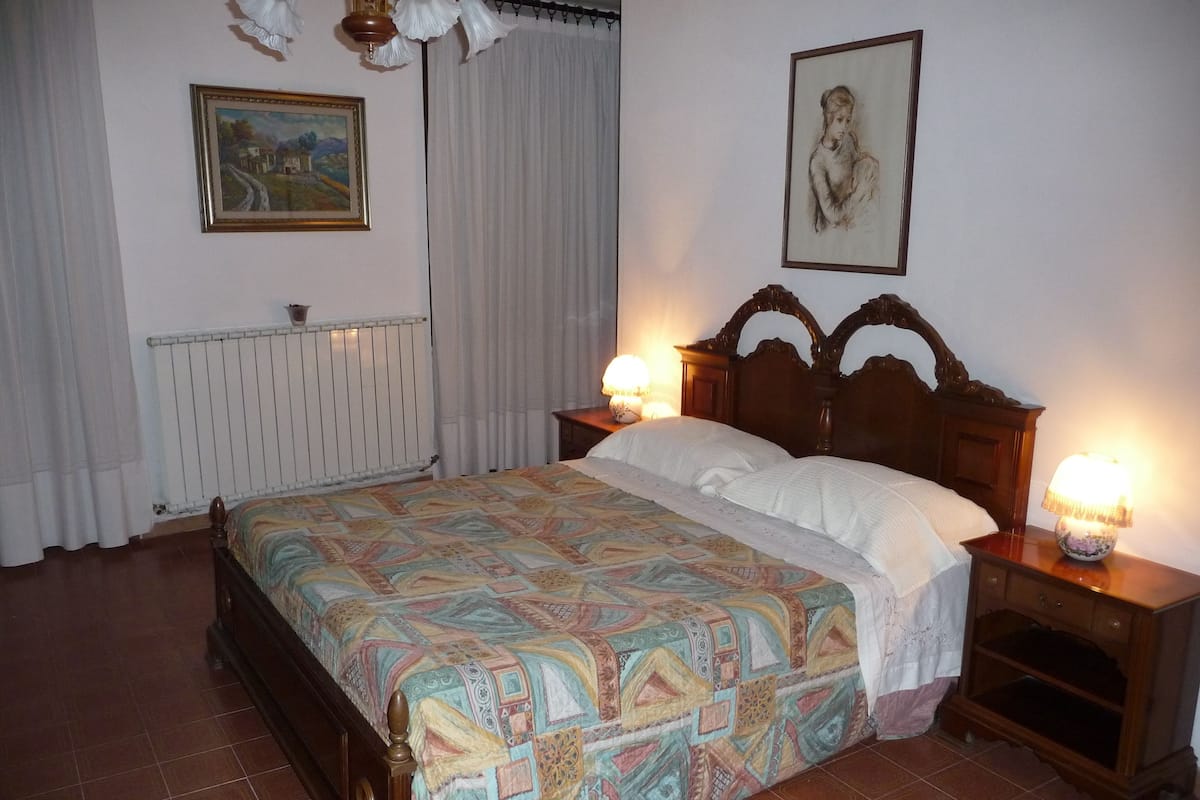Habitación, vista a la colina | Cortinas blackout, tabla de planchar con plancha y cunas gratuitas