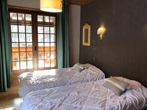 5 habitaciones, tabla de planchar con plancha y cuna de viaje