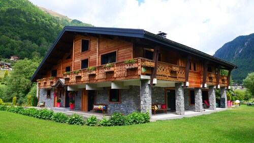 Bel appartement  en chalet avec balcon et parking, accès direct au domaine.