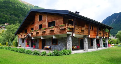 Bel appartement en chalet avec balcon et parking, accĂšs direct au domaine.