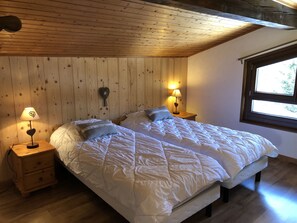 5 slaapkamers, een strijkplank/strijkijzer, reisbedje, gratis wifi