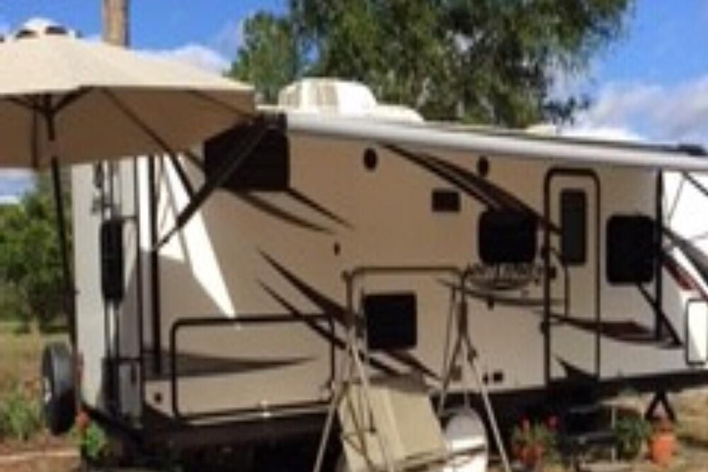 Beautiful serene country setting 1bedroom RV on 5 acres. 15 min from Mt. Dora