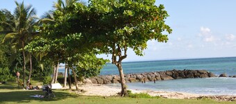 Superb apartment with garden and private pool, close to the sea