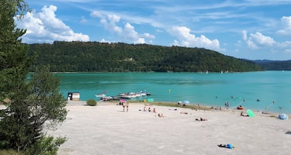 DAS ALTE BLAUE HAUS RENOVIERTE SCHULE MIT GARTEN 4 PERS DORF 5MN VON DEN SEEN