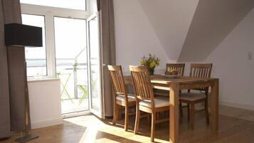 Apartment (33 - SCHLEI) | Schreibtisch, Verdunkelungsvorhänge, schallisolierte Zimmer