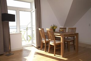 Apartment (33 - SCHLEI) | Meja, langsir/tirai gelap terus, kalis bunyi, Wi-fi percuma