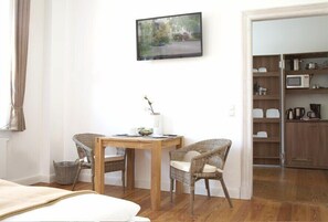 Apartment, Ground Floor (12 - MÖVE) | Meja, langsir/tirai gelap terus, kalis bunyi, Wi-fi percuma