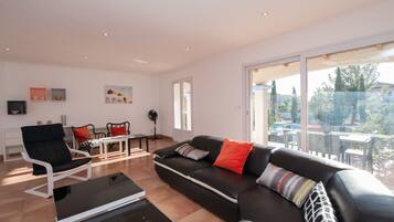 Televisie, een open haard, tafelvoetbal en een tafeltennistafel