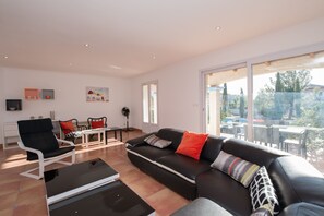 TV, fireplace, foosball, table tennis - Luxury house with large heated  pool in spacious property, 10 min from the sea (Carnoux en Provence)