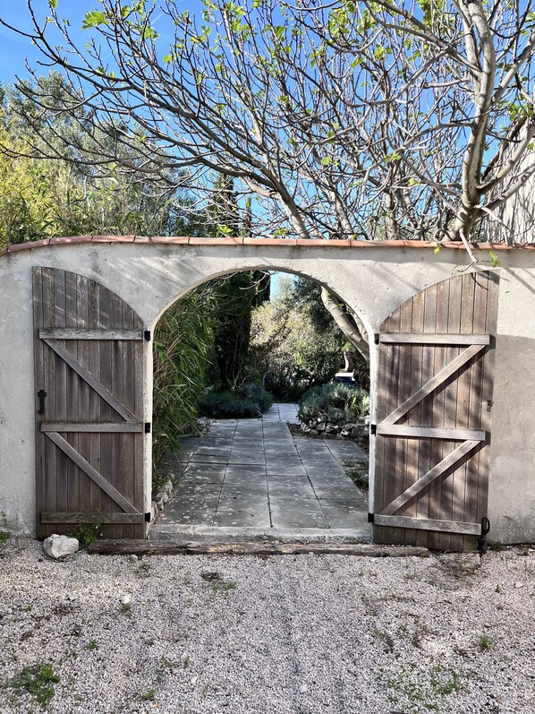 Property grounds - Luxury house with large heated  pool in spacious property, 10 min from the sea (Carnoux en Provence)