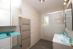 Duschwanne, Haartrockner, Seife, Toilettenpapier