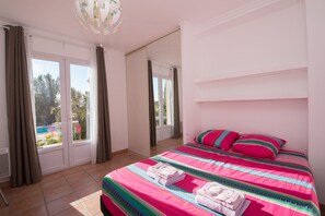 6 bedrooms, iron/ironing board, travel cot, free WiFi - Luxury house with large heated  pool in spacious property, 10 min from the sea (Carnoux en Provence)