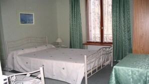 2 habitaciones, tabla de planchar con plancha y cuna de viaje