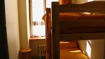 2 habitaciones, tabla de planchar con plancha y cuna de viaje