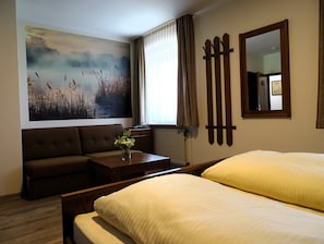 Tweepersoonskamer | Hypoallergeen beddengoed, een bureau, verduisterende gordijnen