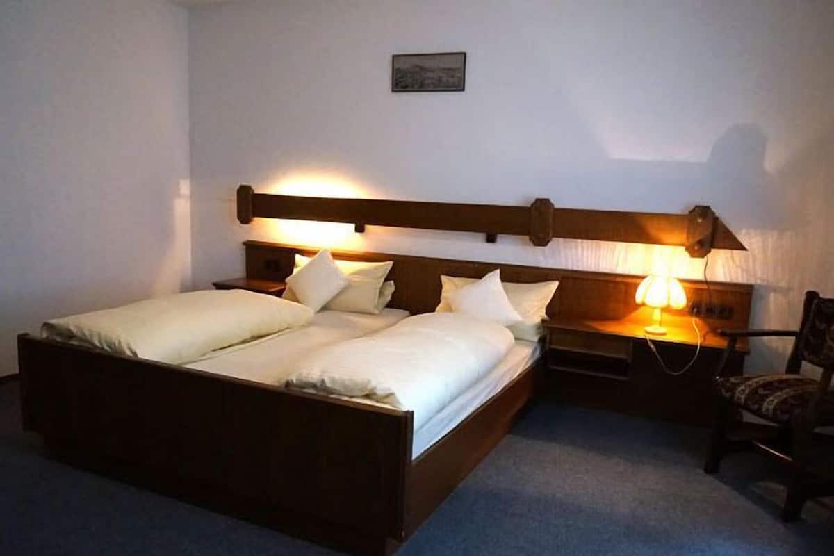 Hypo-allergenic bedding, desk, blackout drapes, free WiFi