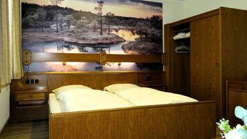 Habitación doble | Ropa de cama hipoalergénica, escritorio y cortinas blackout