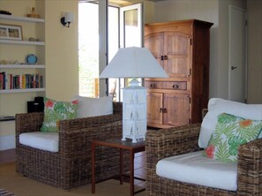 Living area - Beyond Reach ocean view home (Dunmore Town)