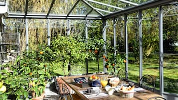 Sudah termasuk sarapan ala kontinental setiap hari