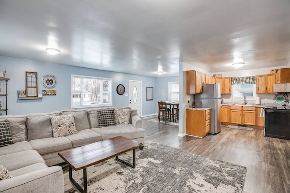 TV, smart speakers - Smart Home 1 mile from ND & Eddy St (South Bend)