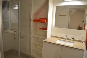 Bathtub, hair dryer, towels, shampoo - Family house to rent in Knokke (Knokke)