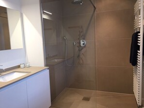 Bathtub, hair dryer, towels, shampoo