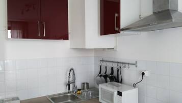 Een koelkast, een microgolfoven, een oven, een kookplaat