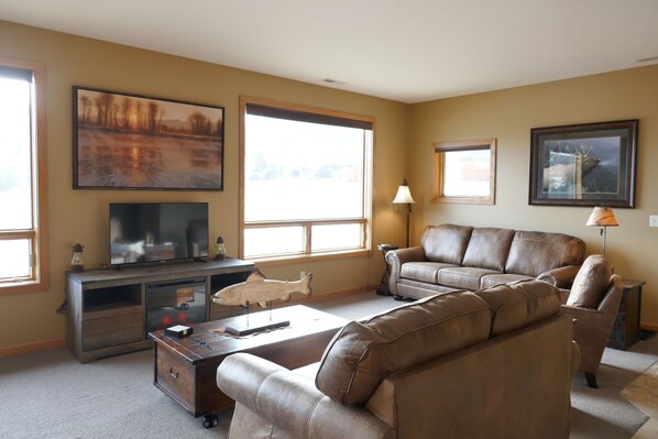 TV, fireplace, streaming services